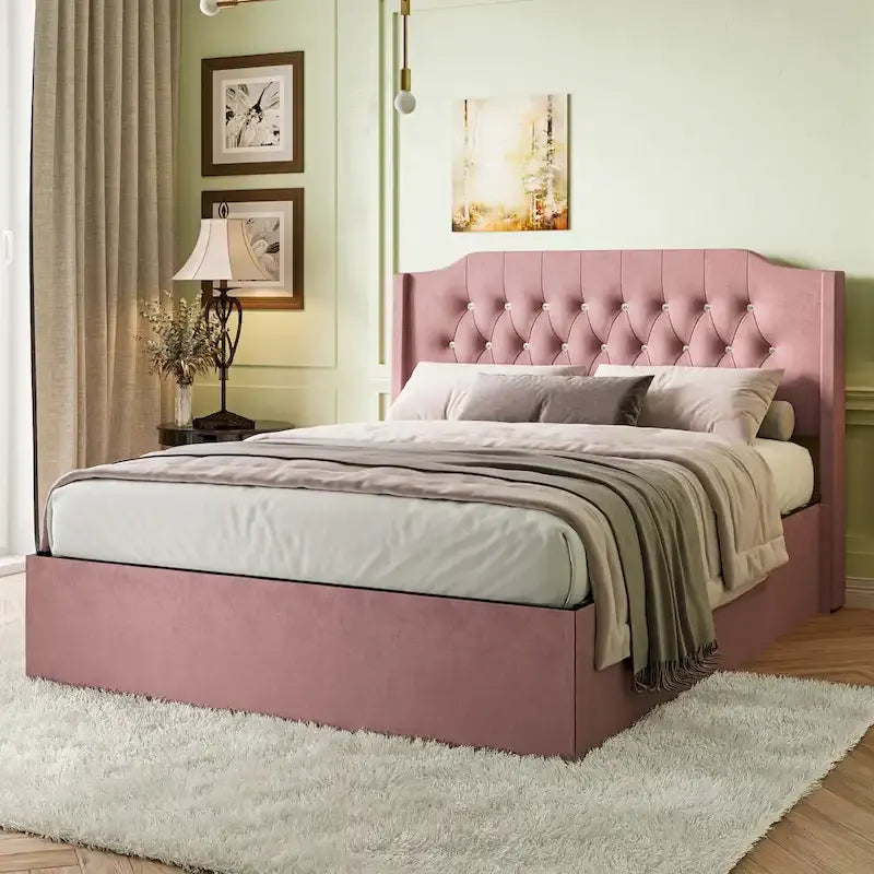 Lit plateforme Queen en velours rose avec tête de lit capitonnée à oreilles et rangement sous le lit