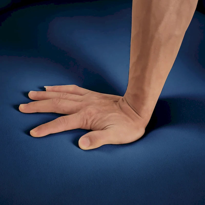 Fauteuil d'appoint en velours crème, pieds en métal noir, dossier incurvé TB117 Mousse