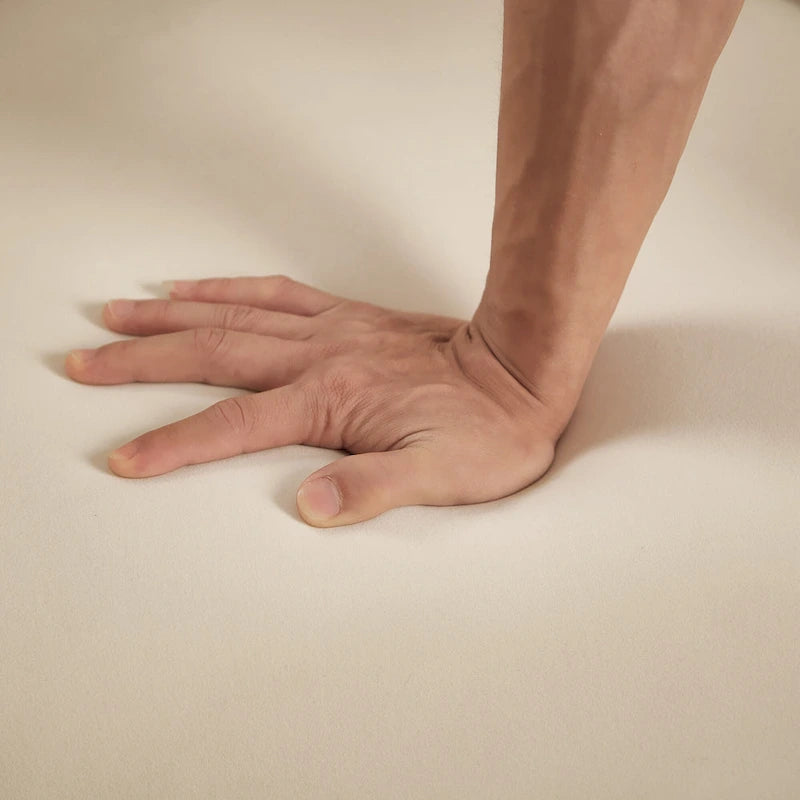 Fauteuil d'appoint en velours crème, pieds en métal noir, dossier incurvé TB117 Mousse