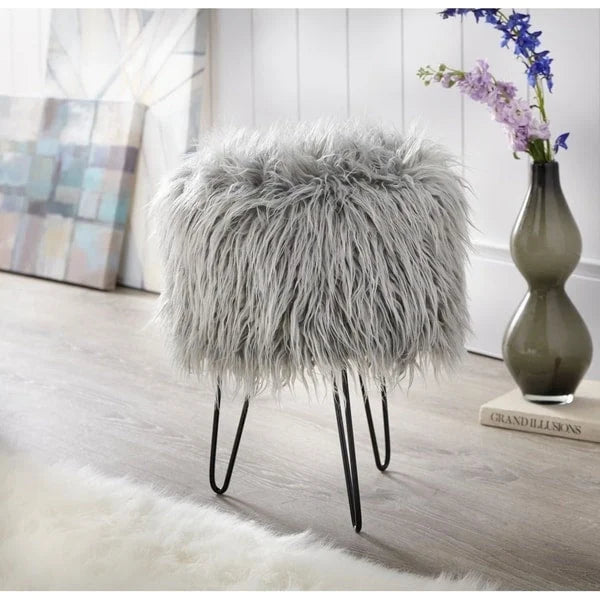 Tabouret d'appoint rond en fausse fourrure avec pieds épingle en métal gris glamour