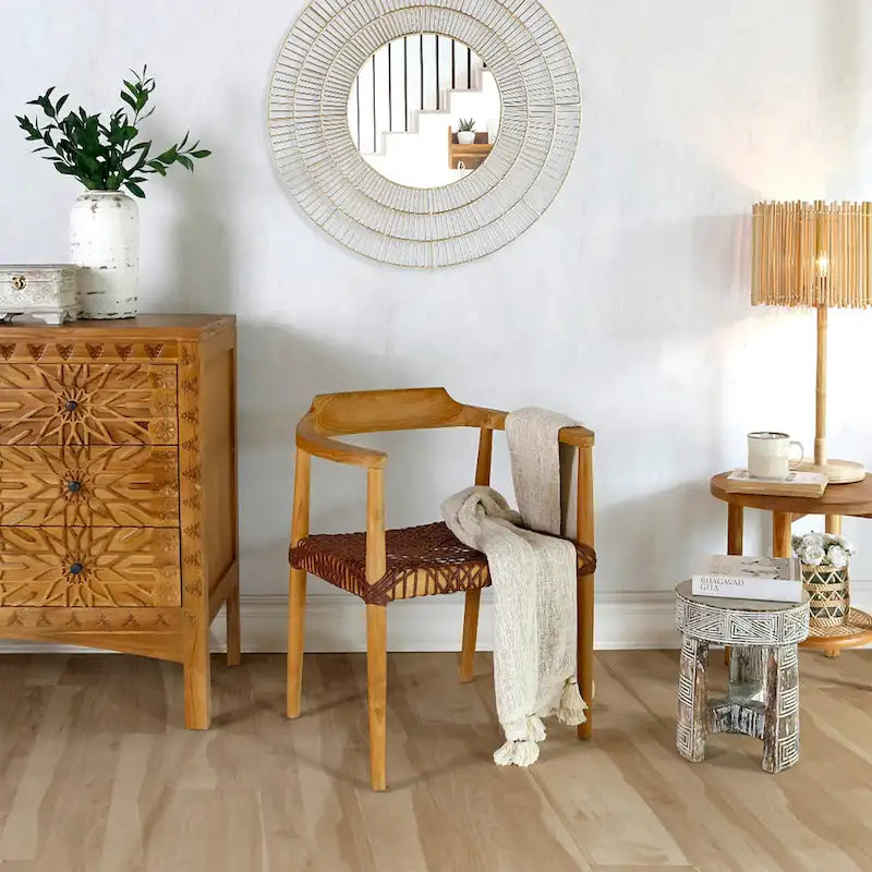 Fauteuil d'appoint en bois de teck noir avec siège en cuir tressé, dossier courbé, style rustique et moderne