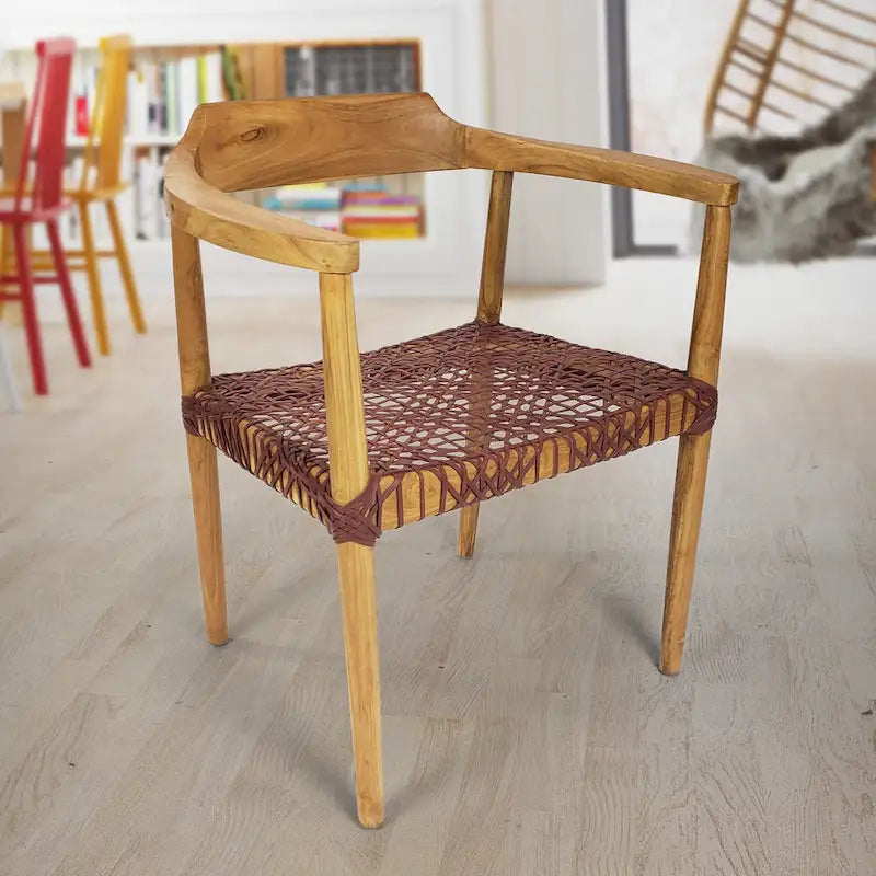 Fauteuil d'appoint en bois de teck noir avec siège en cuir tressé, dossier courbé, style rustique et moderne