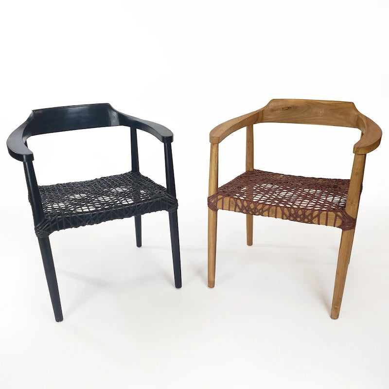 Fauteuil d'appoint en bois de teck noir avec siège en cuir tressé, dossier courbé, style rustique et moderne