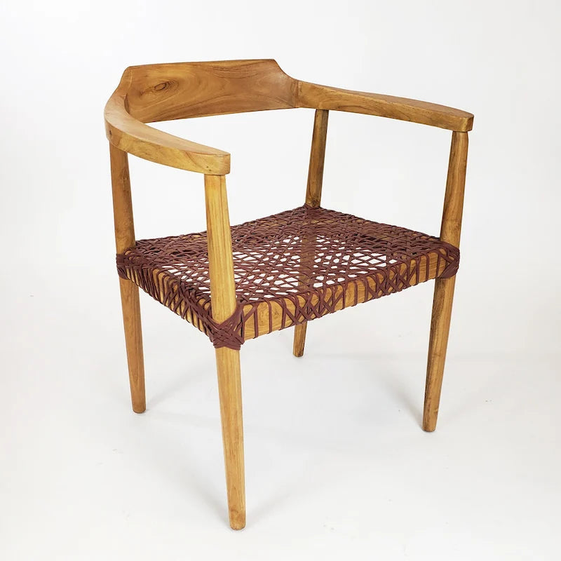 Fauteuil d'appoint en bois de teck noir avec siège en cuir tressé, dossier courbé, style rustique et moderne