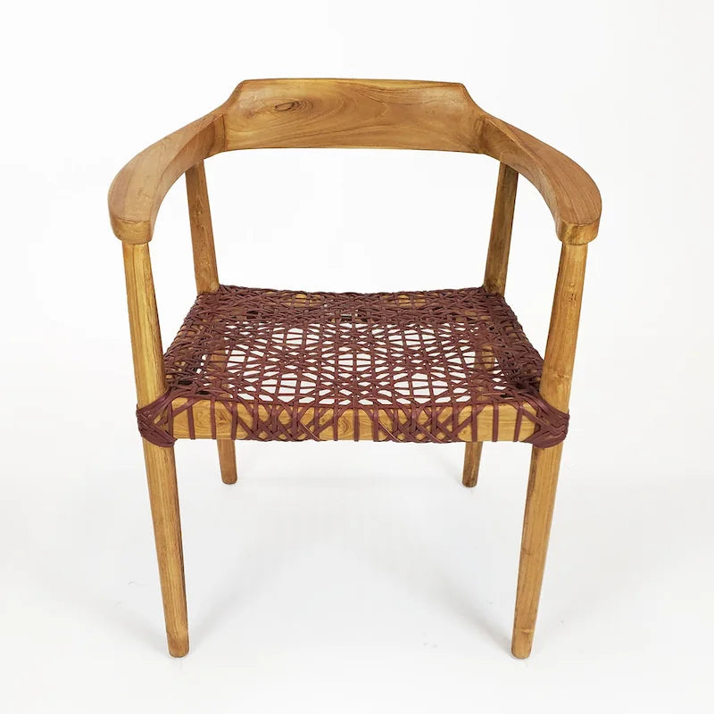 Fauteuil d'appoint en bois de teck noir avec siège en cuir tressé, dossier courbé, style rustique et moderne
