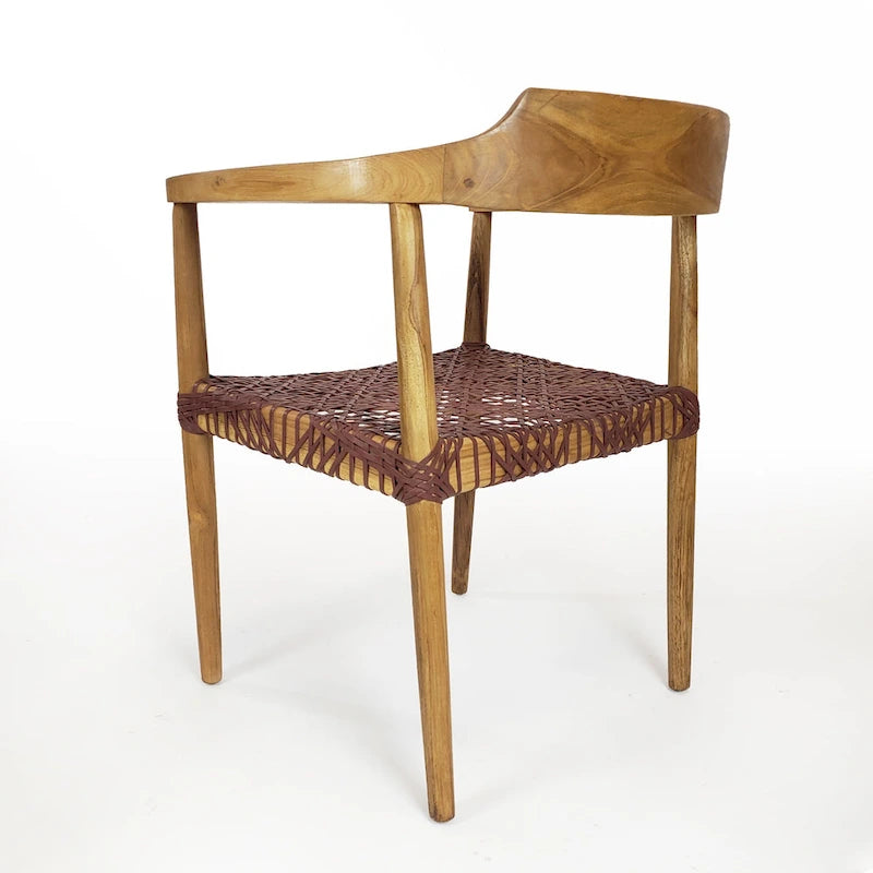 Fauteuil d'appoint en bois de teck noir avec siège en cuir tressé, dossier courbé, style rustique et moderne