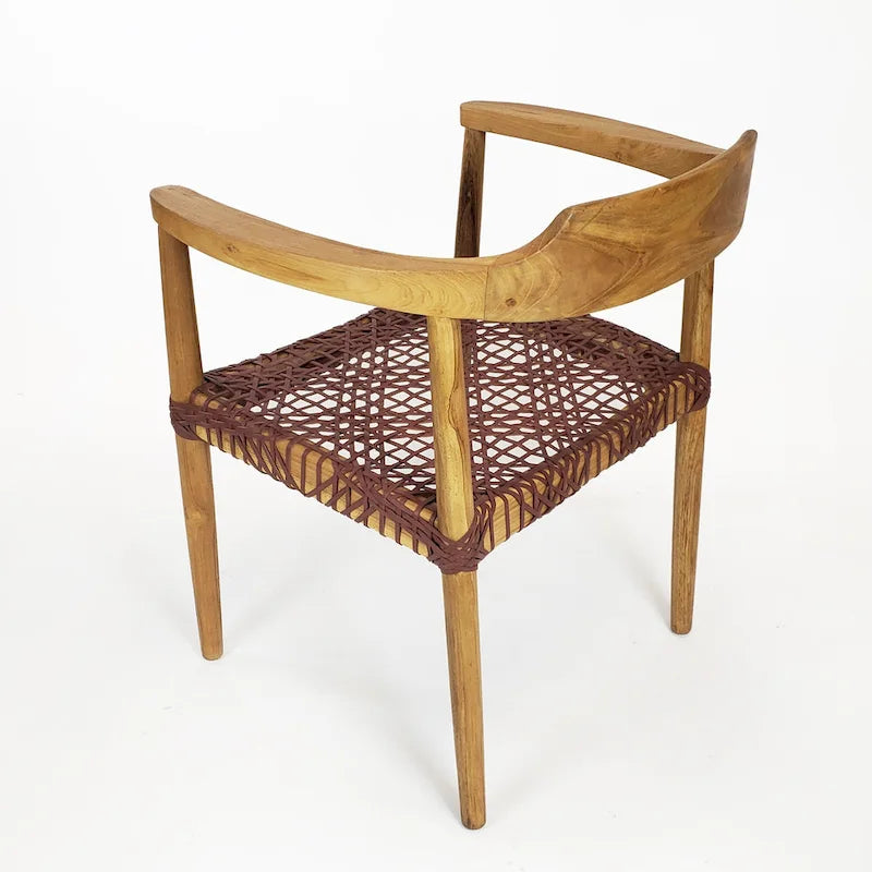 Fauteuil d'appoint en bois de teck noir avec siège en cuir tressé, dossier courbé, style rustique et moderne