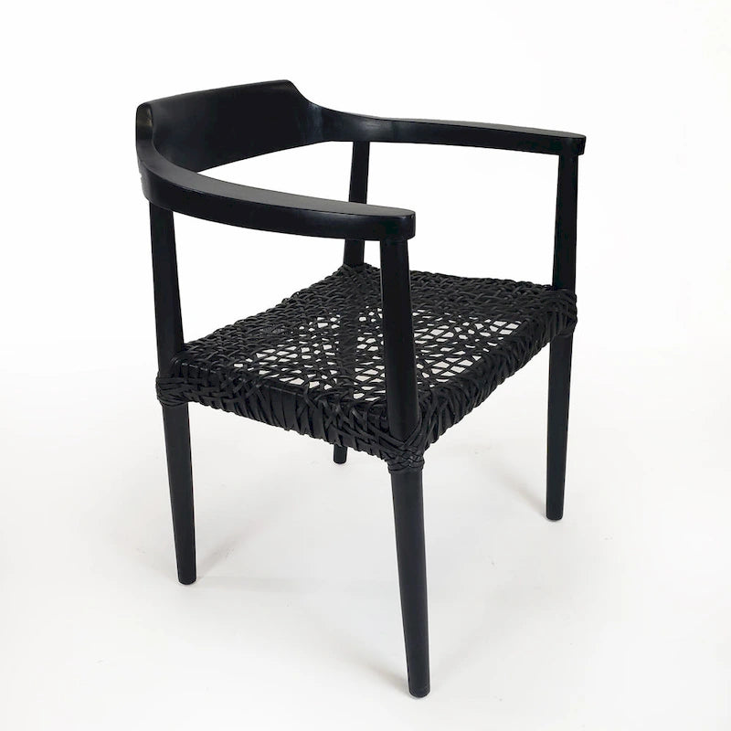 Fauteuil d'appoint en bois de teck noir avec siège en cuir tressé, dossier courbé, style rustique et moderne