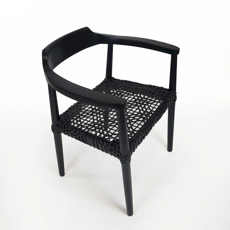 Fauteuil d'appoint en bois de teck noir avec siège en cuir tressé, dossier courbé, style rustique et moderne