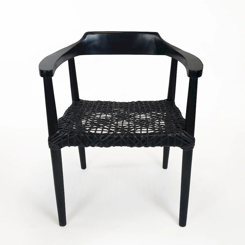 Fauteuil d'appoint en bois de teck noir avec siège en cuir tressé, dossier courbé, style rustique et moderne