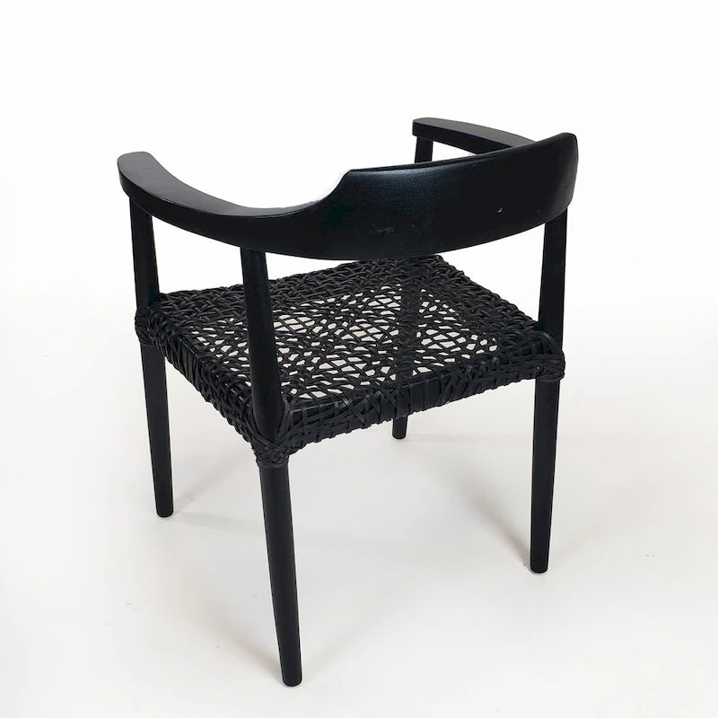 Fauteuil d'appoint en bois de teck noir avec siège en cuir tressé, dossier courbé, style rustique et moderne