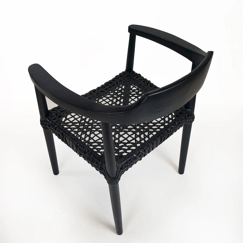 Fauteuil d'appoint en bois de teck noir avec siège en cuir tressé, dossier courbé, style rustique et moderne