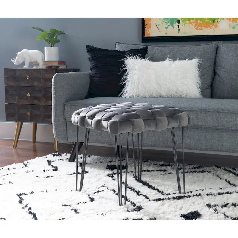 Ottoman carré gris en velours tissé main, motifs croisés, pieds épingles à cheveux