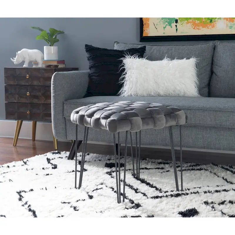 Ottoman carré gris en velours tissé main, motifs croisés, pieds épingles à cheveux