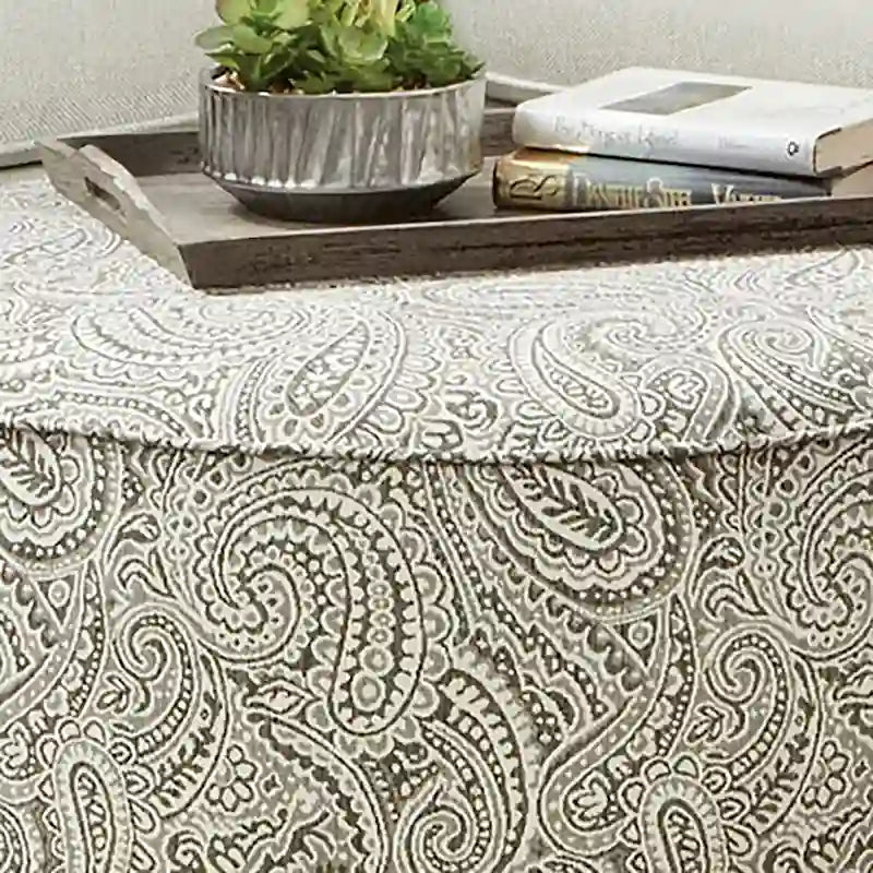 Pouf rond cocktail en chenille ivoire à motif cachemire, pieds en bois massif