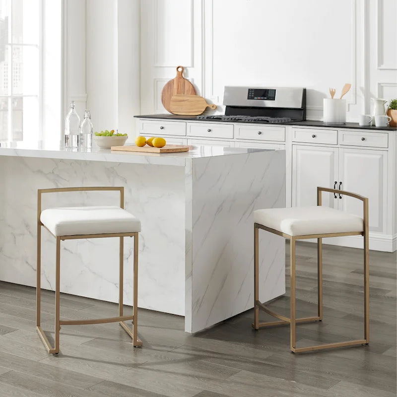 Tabouret de comptoir en velours crème, piètement luge géométrique doré, repose-pieds incurvé