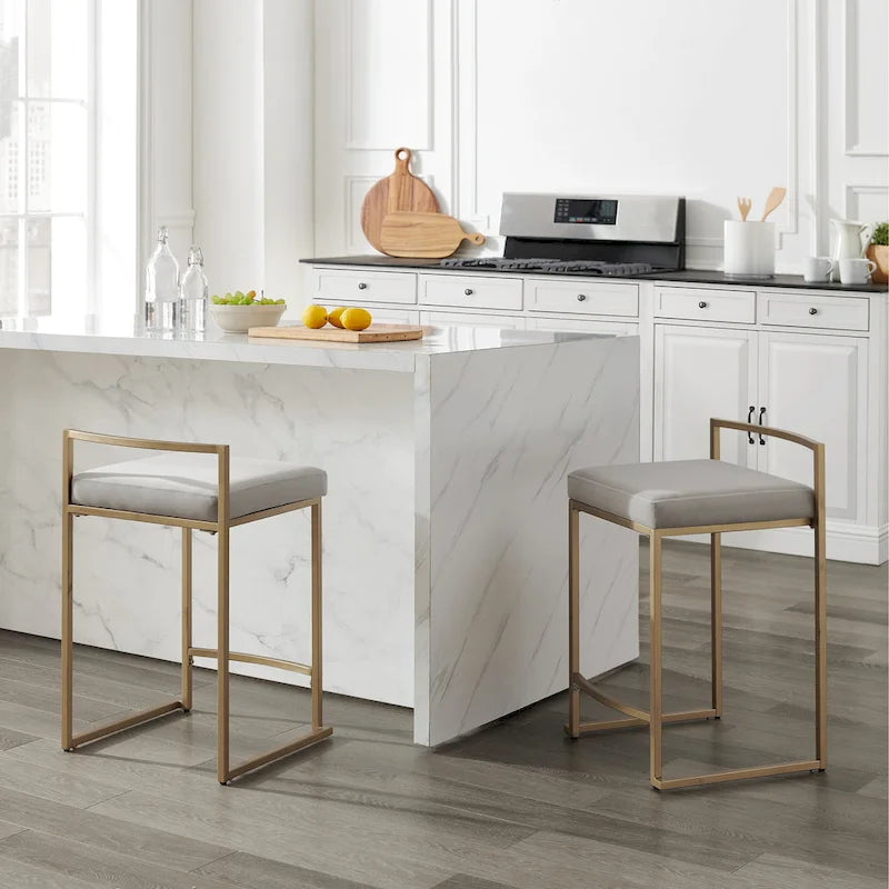 Tabouret de comptoir en velours crème, piètement luge géométrique doré, repose-pieds incurvé