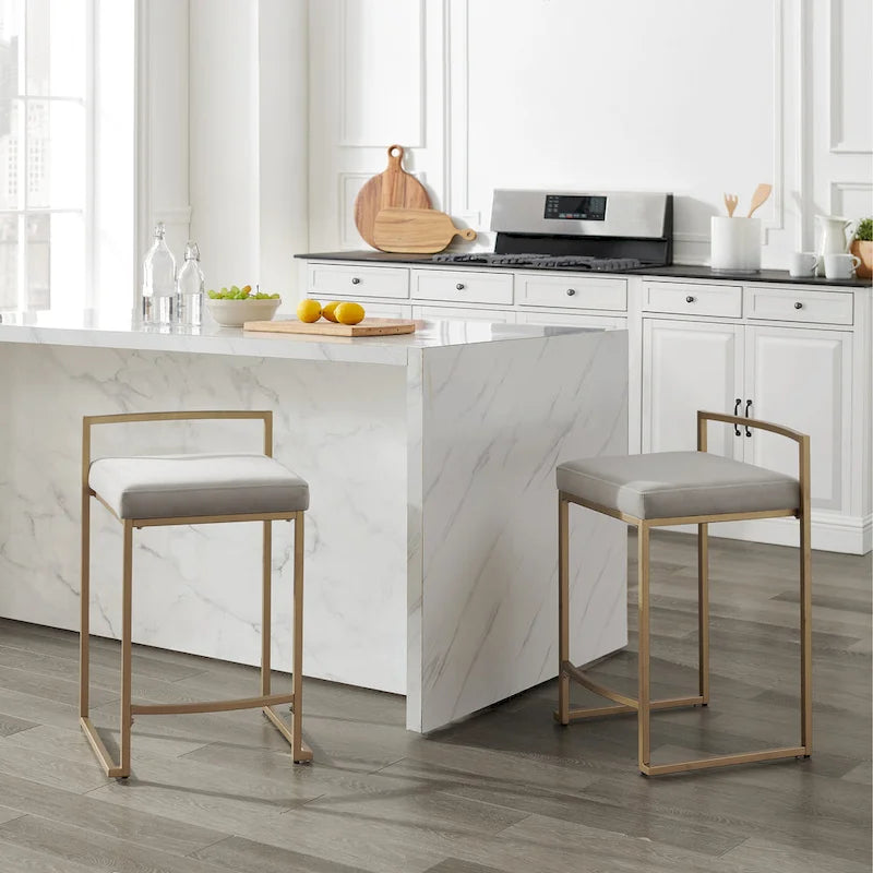 Tabouret de comptoir en velours crème, piètement luge géométrique doré, repose-pieds incurvé