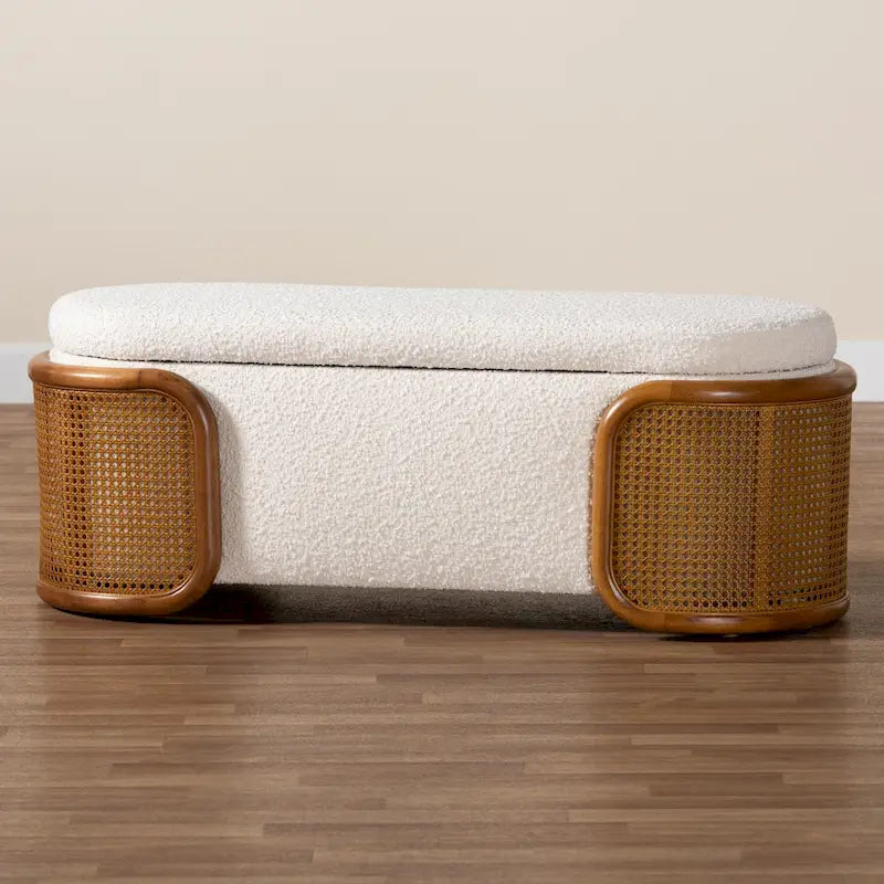 Banc de rangement Japandi crème Boucle avec couvercle relevable, pieds en rotin tissé, structure en hévéa