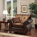 Fauteuil traditionnel en similicuir marron foncé, accoudoirs roulés, garniture en bois sculpté