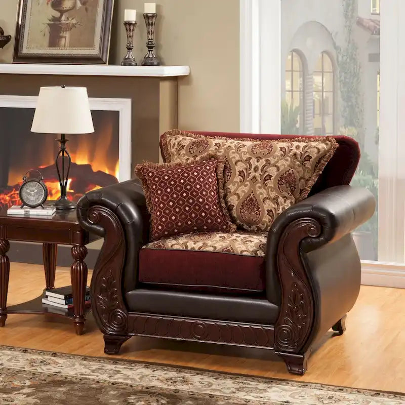 Fauteuil traditionnel en similicuir marron foncé, accoudoirs roulés, garniture en bois sculpté