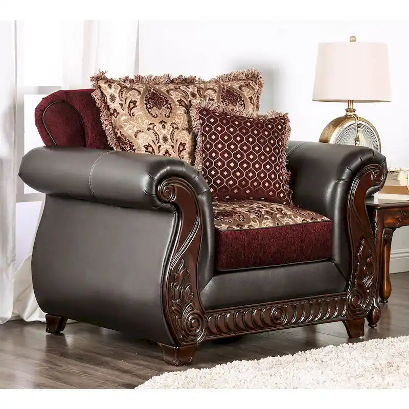 Fauteuil traditionnel en similicuir marron foncé, accoudoirs roulés, garniture en bois sculpté