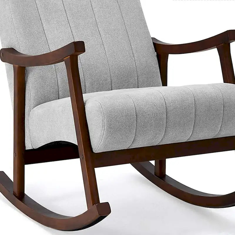 Fauteuil à bascule en tissu beige à dossier haut, en bois d'hévéa avec base incurvée ergonomique