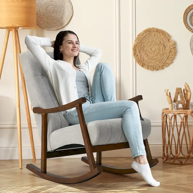 Fauteuil à bascule en tissu beige à dossier haut, en bois d'hévéa avec base incurvée ergonomique