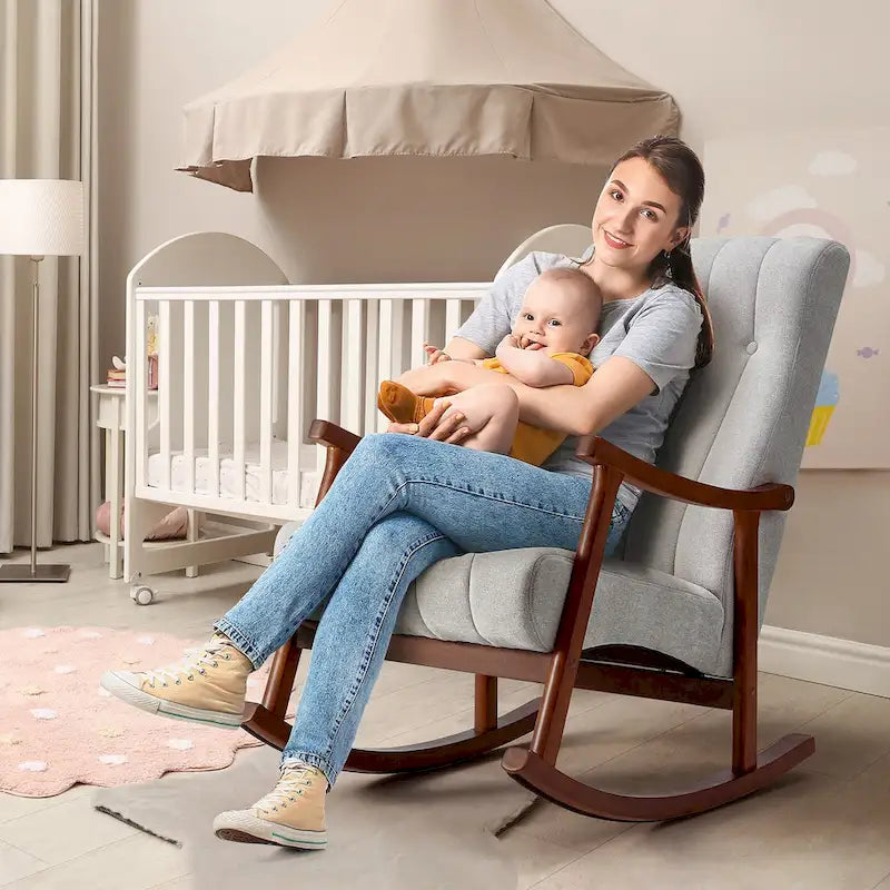 Fauteuil à bascule en tissu beige à dossier haut, en bois d'hévéa avec base incurvée ergonomique
