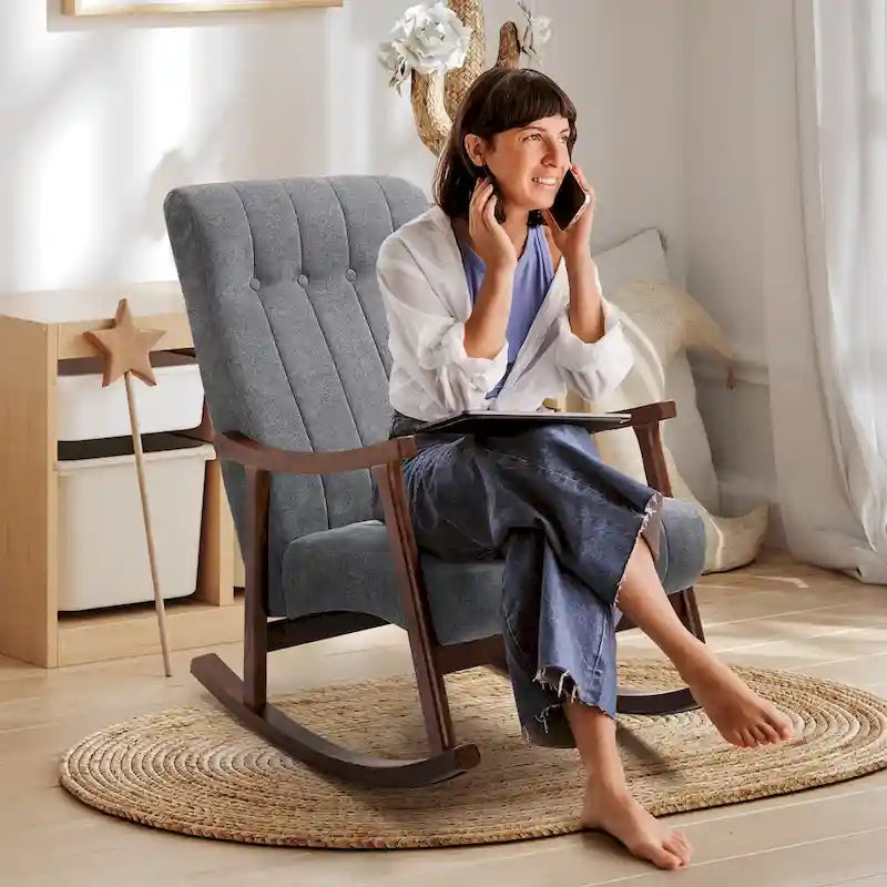 Fauteuil à bascule en tissu beige à dossier haut, en bois d'hévéa avec base incurvée ergonomique