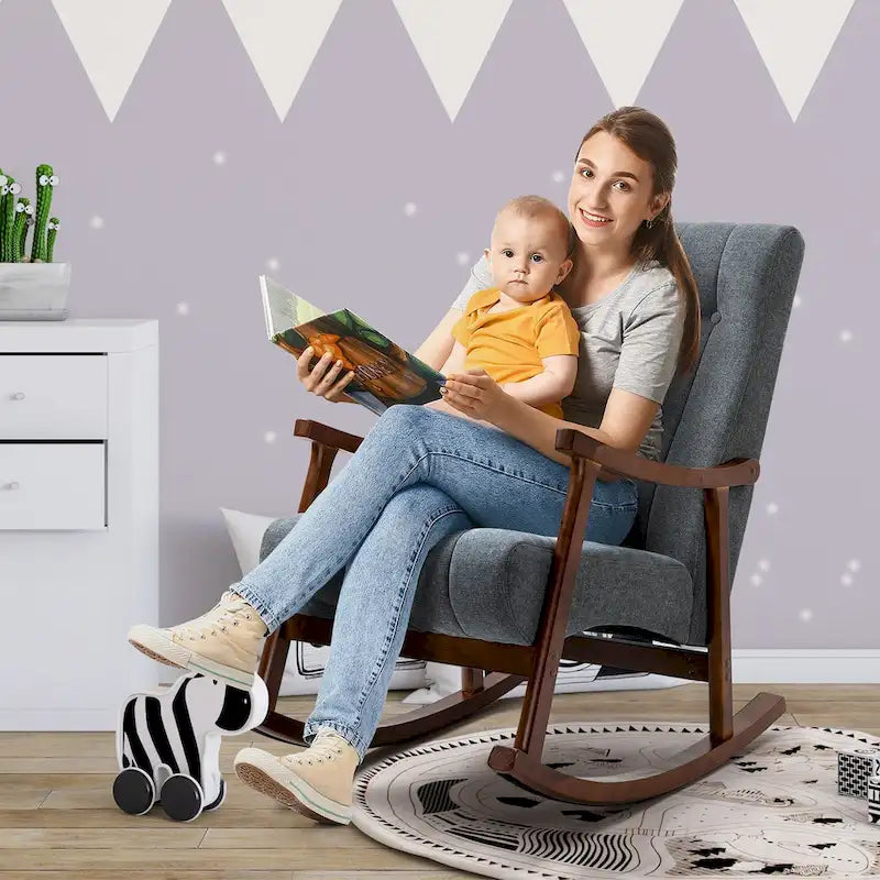 Fauteuil à bascule en tissu beige à dossier haut, en bois d'hévéa avec base incurvée ergonomique
