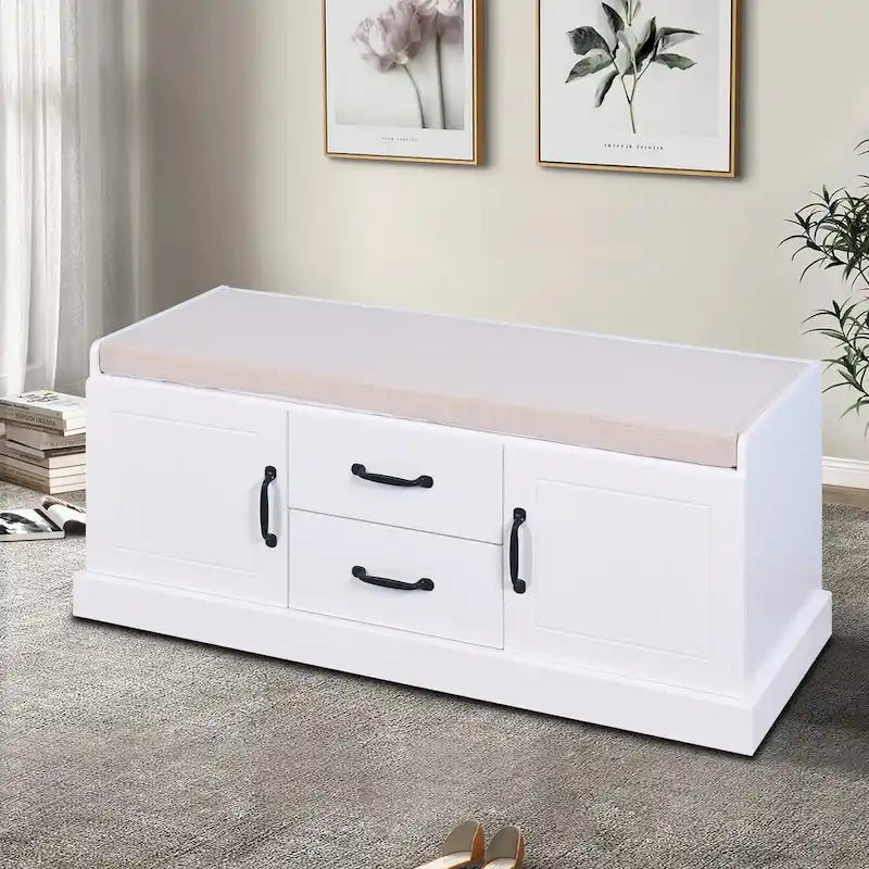 Banc de rangement minimaliste en MDF blanc, assise coussinée, poignées, pour entrée ou chambre à coucher.
