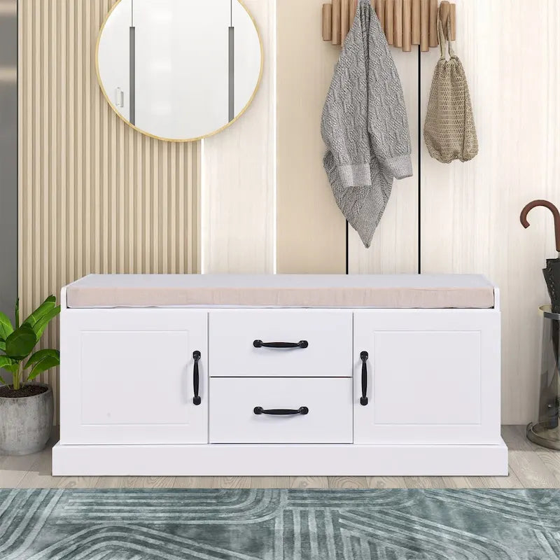 Banc de rangement minimaliste en MDF blanc, assise coussinée, poignées, pour entrée ou chambre à coucher.