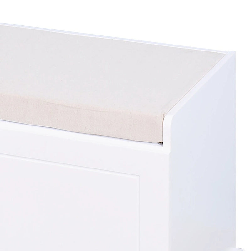 Banc de rangement minimaliste en MDF blanc, assise coussinée, poignées, pour entrée ou chambre à coucher.