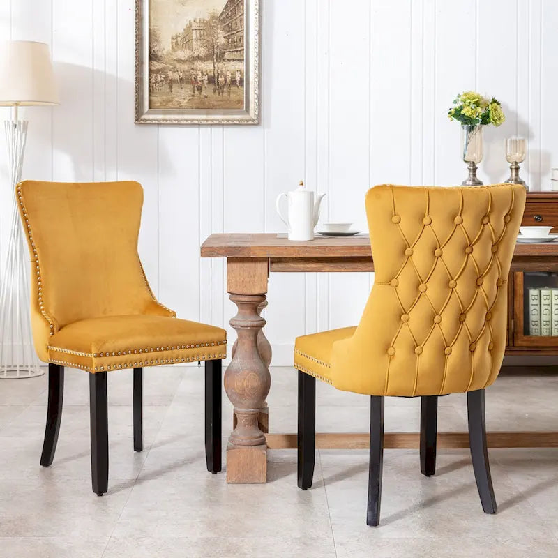 Chaise de salle à manger à dossier haut en velours doré avec ailes et rivets, style Mid-Century