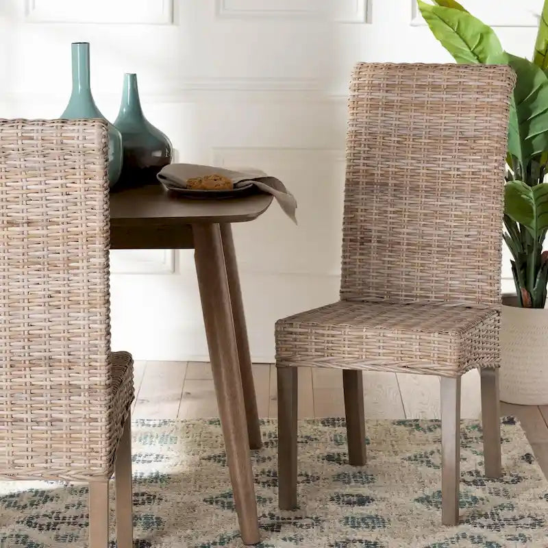 Chaise de salle à manger bohème Kubu Grey en rotin naturel et bois de manguier avec dossier roulé et pieds effilés