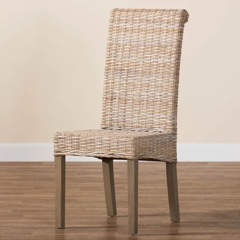 Chaise de salle à manger bohème Kubu Grey en rotin naturel et bois de manguier avec dossier roulé et pieds effilés